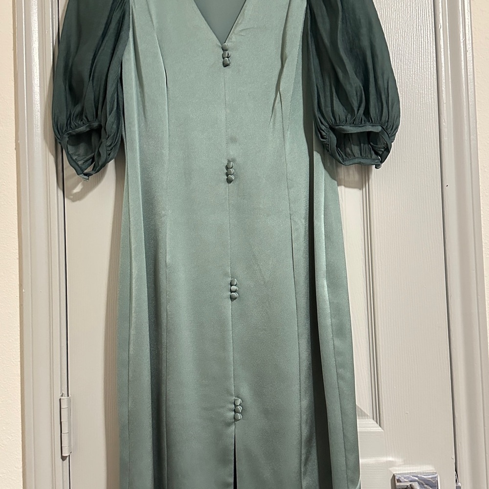 Elegant Green Dress with Puff Sleeves